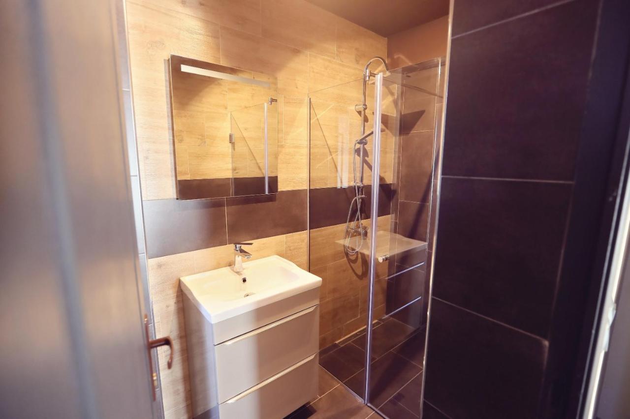 Dezire Guesthouse Baile 1 Mai Dış mekan fotoğraf